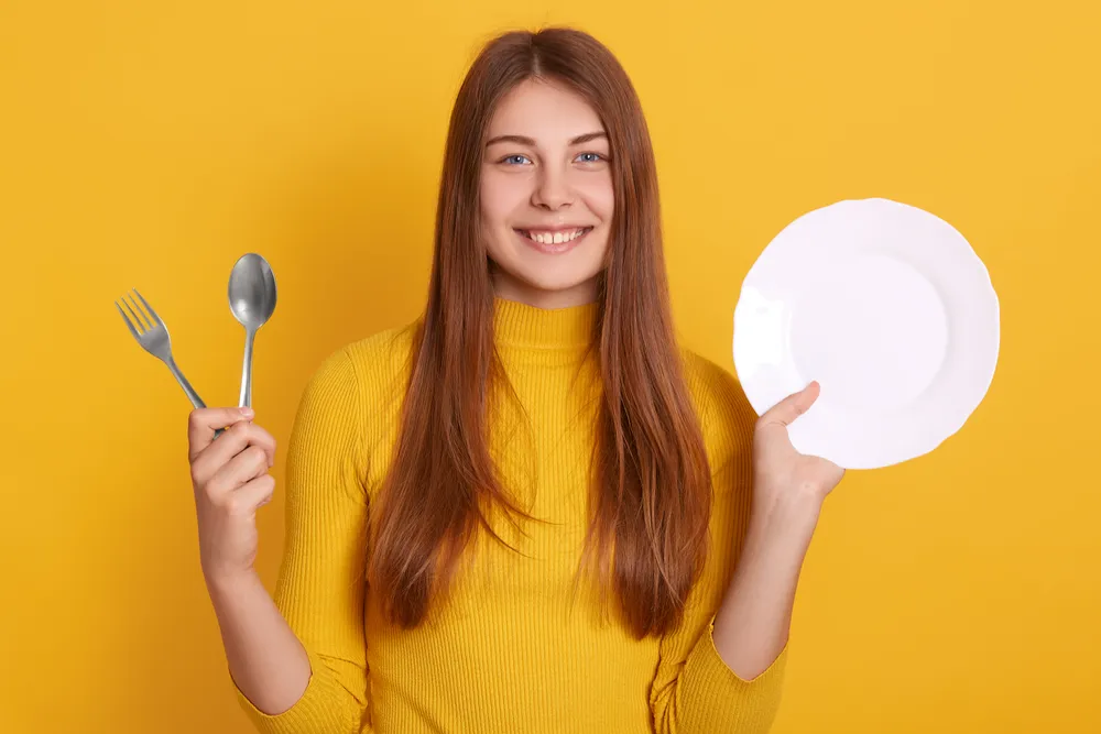 kobieta przed spożyciem dietetycznego śniadania