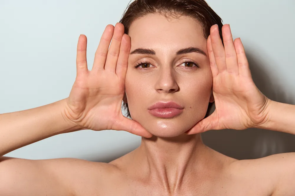 kobieta w trakcie masażu twarzy