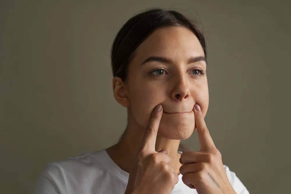 kobieta w trakcie ćwiczeń na wyszczuplenie twarzy