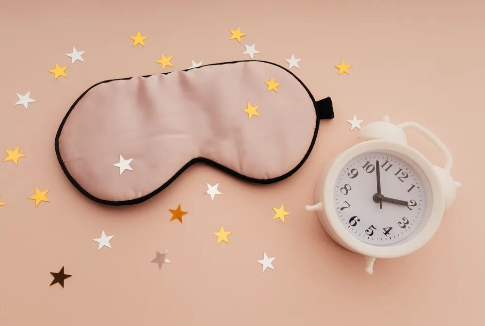 opaska na oczy i budzik jako wspomagacze melatoniny na sen