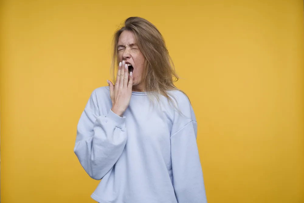 niewyspana kobieta która nie zażyła melatoniny w tabletkach