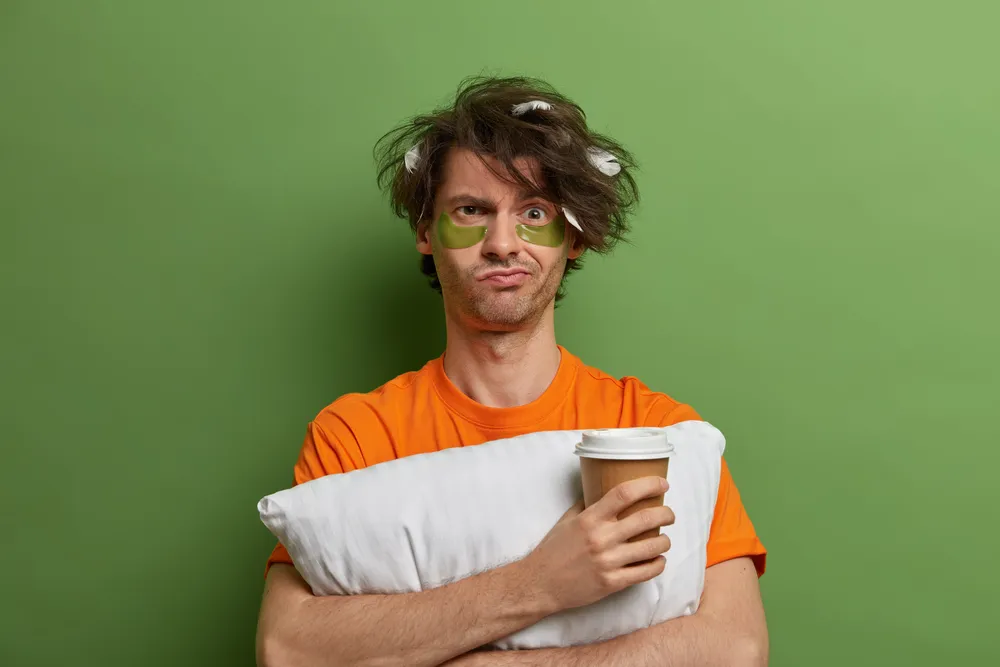 niewyspany mężczyzna który nie zażył melatoniny na sen