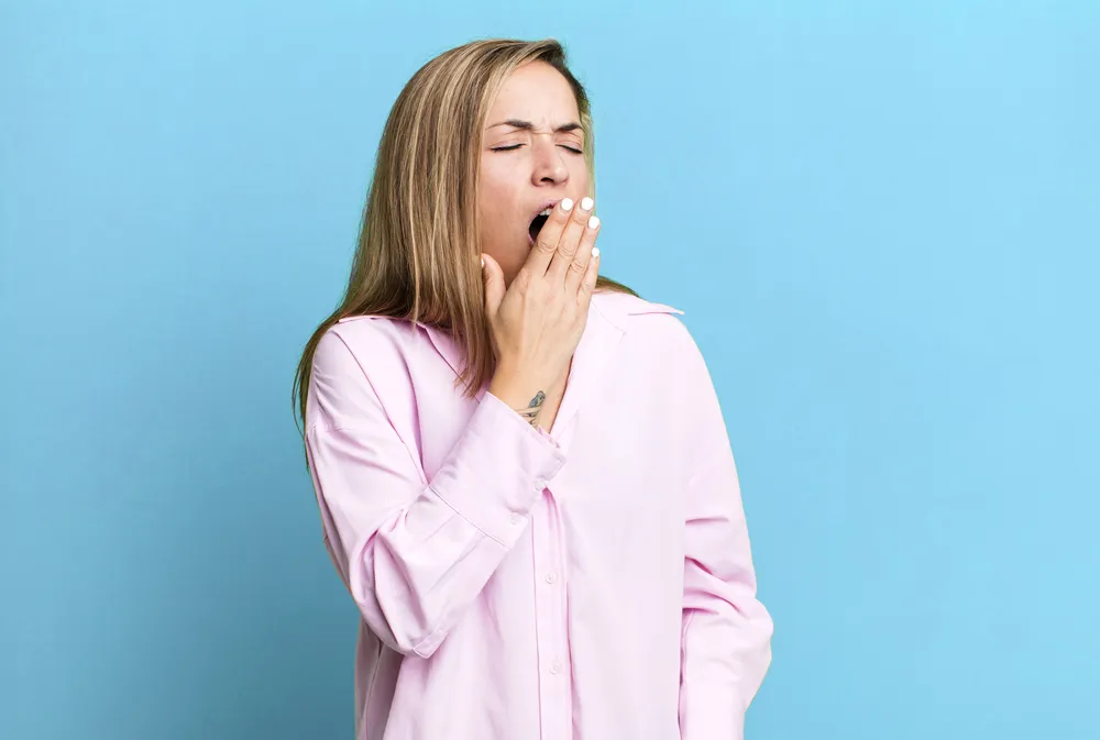 ziewająca niewyspana kobieta