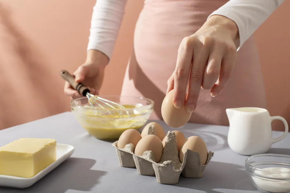 kobieta przygotowuje ciasto na naleśniki