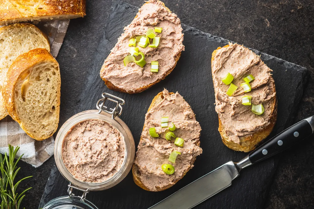 pasty do chleba na chlebie pełnoziarnistym