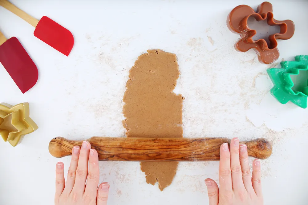 wałkowanie ciasta na pierniki świąteczne