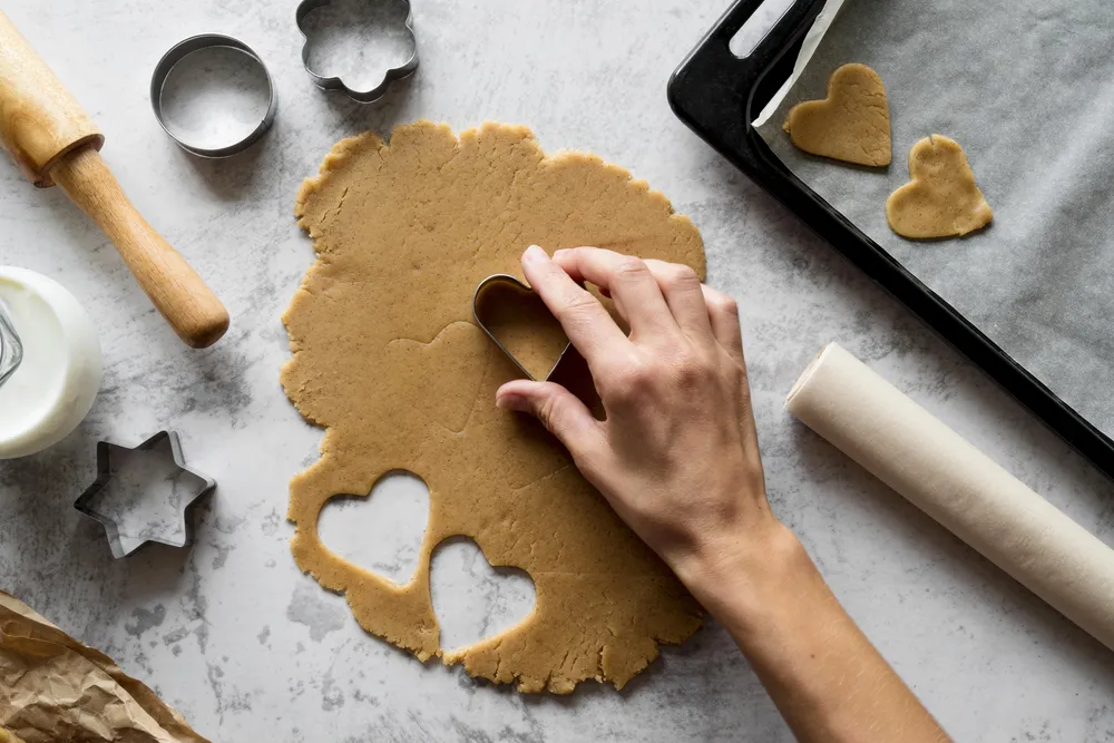 ciasto na pierniki świąteczne wykrawane w kształt serca
