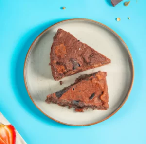 Brownie z fasoli z wiśniami i bananem