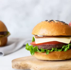 Burger wołowy z serem cheddar