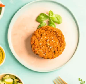 Burger z fasoli z awokado i grillowaną cukinią