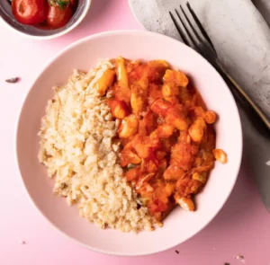 Fasola z papryką i pomidorami z kaszą jęczmienną