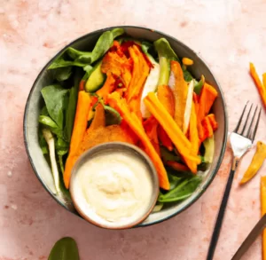 Frytki warzywne z dipem czosnkowym