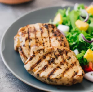 Grillowana pierś z kurczaka z sałatką i pieczywem