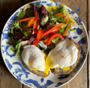 Jajka w koszulkach z pieczywem