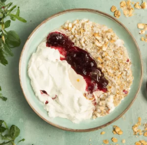 Jogurt grecki z orzechami i bananem