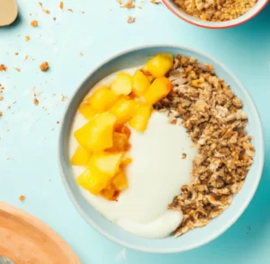 Jogurt naturalny z domową granolą, ananasem i czekoladą