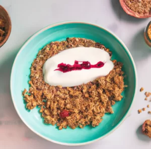 Jogurt naturalny z domową granolą, czekoladą i wiśniami