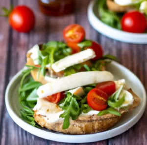 Kanapki z gruszką i serem camembert