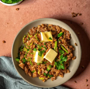 Kasza gryczana z suszonymi pomidorami, szpinakiem, serem pleśniowym i orzechami