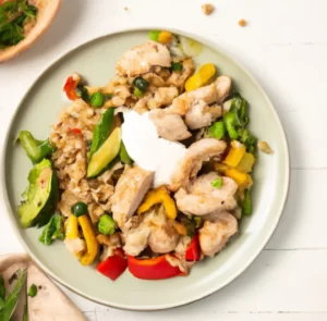 Lekka sałatka z kaszy jęczmiennej, indyka i warzyw