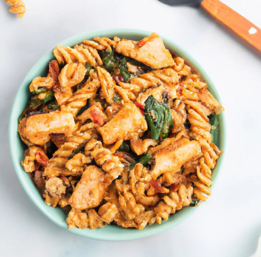 Makaron fusilli z indykiem, suszonymi pomidorami i szpinakiem