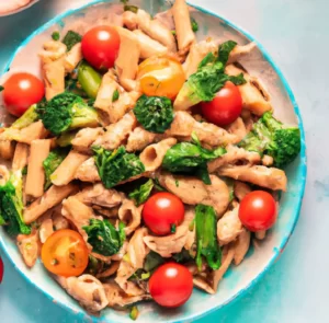 Makaron penne z tuńczykiem, szpinakiem i pomidorkami koktajlowymi