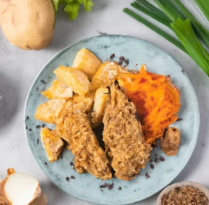 Mintaj w płatkach owsianych z pieczonymi ziemniakami i kapustą kiszoną