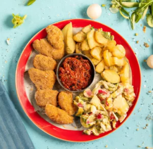 Nuggetsy z kotletów sojowych z pieczonymi ziemniakami i sałatką colesław