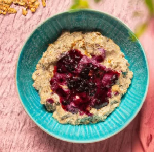 Orzechowa owsianka z bananem i dżemem porzeczkowym