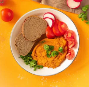 Pasta z soczewicy z papryką, pomidorem, cukinią i pieczywem