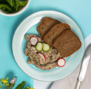 Pasta z tuńczyka z kaparami, oliwkami, rzodkiewką i pieczywem