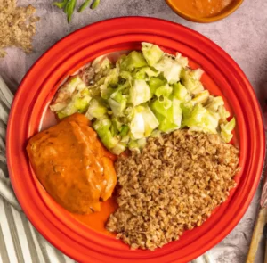 Pieczona szynka wieprzowa z sosem warzywnym, kaszą gryczaną i kapustą włoską z koperkiem