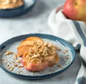 Pieczone jabłka pod owsianą kruszonką