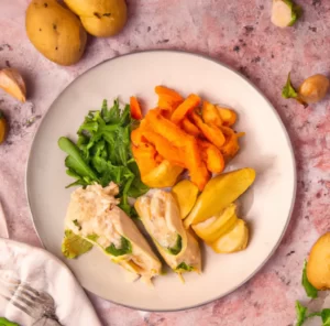 Pieczony kurczak z tymiankiem, pieczonymi ziemniakami i surówką z marchewki i jabłka