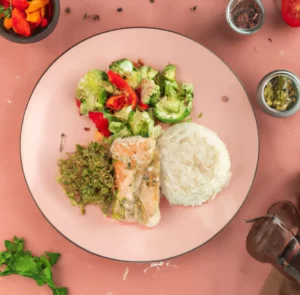 Ryba na parze z ryżem i surówką z kapusty pekińskiej