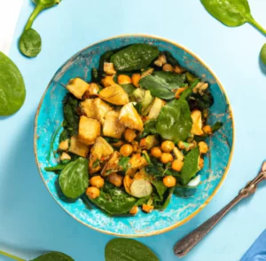 Sałatka z ciecierzycy, ziemniaków i szpinaku