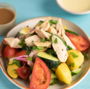 Sałatka z kurczakiem i warzywami z sosem musztardowym