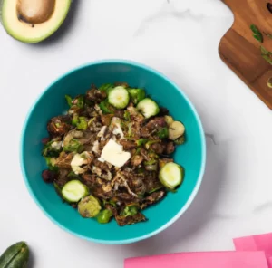 Sałatka z soczewicy, wędzonego twarogu, jarmużu i brukselki