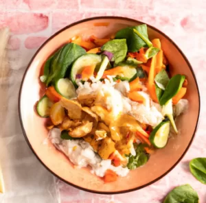 Sałatka z tofu z ryżem i szpinakiem