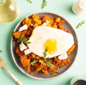 Szakszuka z pieczarkami, brokułami, batatem i ricottą