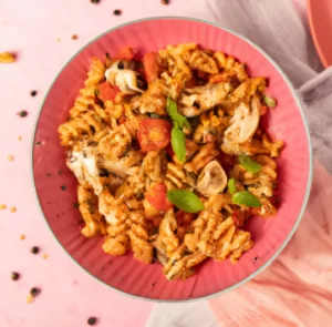 Szybki makaron z indykiem duszonym w pomidorach