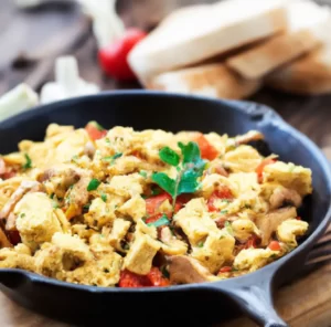 Tofucznica z czerwoną papryką, świeżym ogórkiem i pieczywem