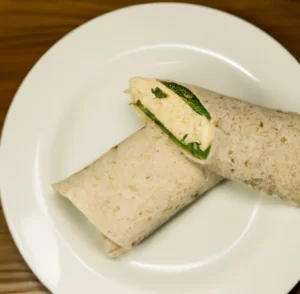 Tortilla z łososiem, szpinakiem i serkiem śmietankowym