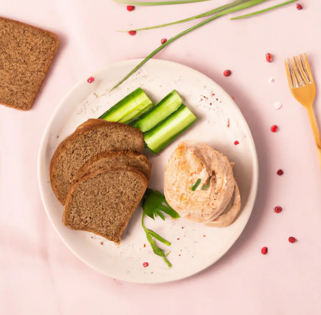 Twarożek z suszonymi pomidorami, ogórkiem, rukolą i pieczywem