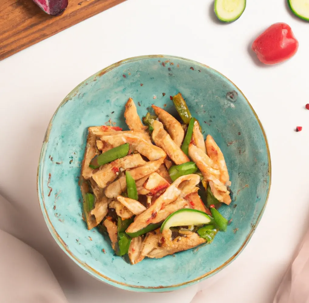 Warzywne danie z makaronem, mozzarellą i kremowym pesto