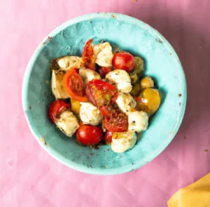 Wegańska feta z oliwkami i pomidorkami koktajlowymi