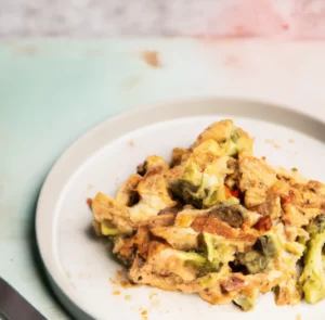 Zapiekanka makaronowa z suszonymi pomidorami w kremowo-serowym sosie