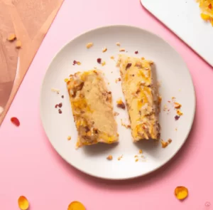 Zapiekany ryż na mleku roślinnym z brzoskwiniami i orzechami