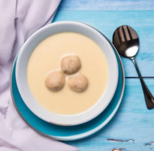 Zupa krem z białych warzyw i ziemniaków z mini klopsikami z indyka