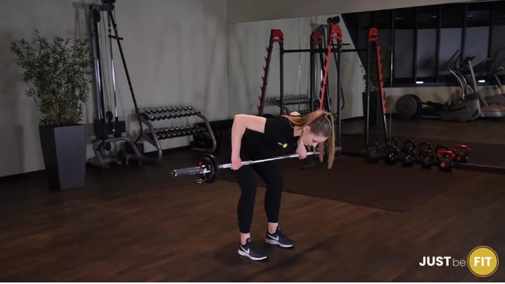 Wiosłowanie sztangą w opadzie tułowia z rękami szeroko